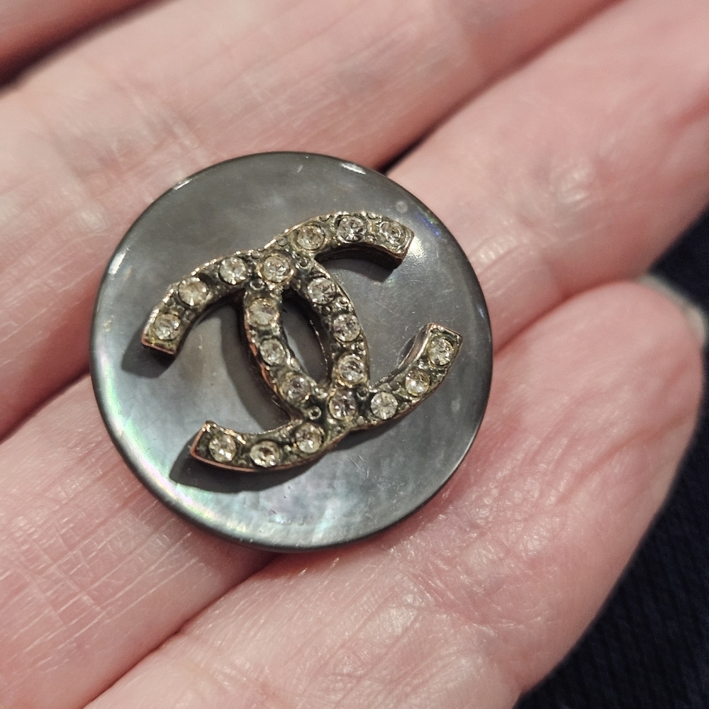 CHANEL Pearl Gray and Gold Crystal Earrings - Picture 9 of 10